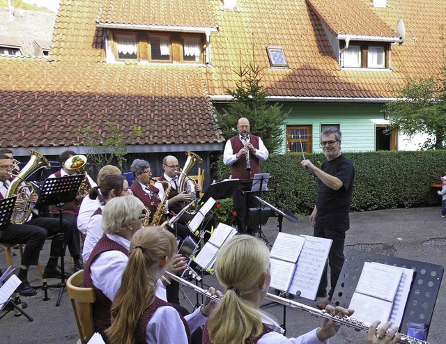 Brgermeister Harald Lais dirigiert, u...len ihm ein Stndchen zum Geburtstag.   | Foto: ZVG