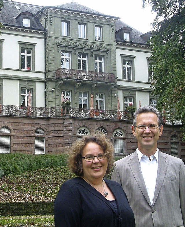 Kulturreferentin Christine Stanzel und... der Villa Berberich, im Hintergrund.   | Foto: Roswitha Frey