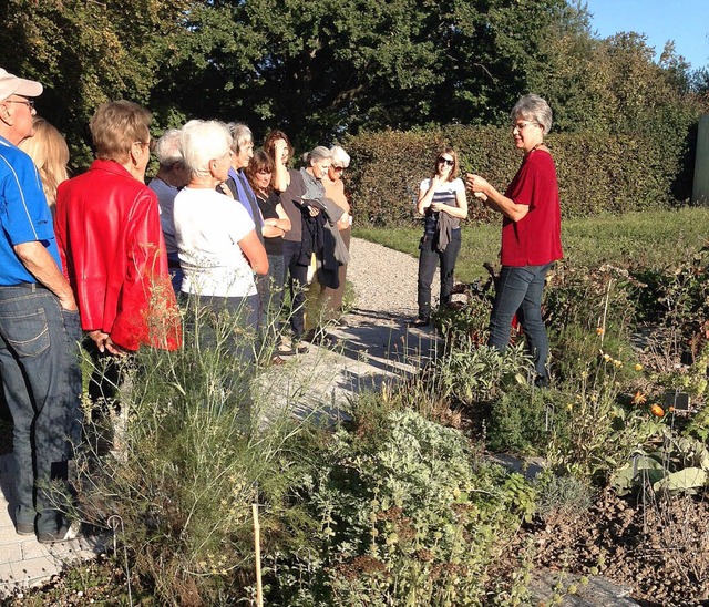 Silvia Senn erklrt die vielfltigen W...n der Pflanzen im Achtsamkeitsgarten.   | Foto: ZVG