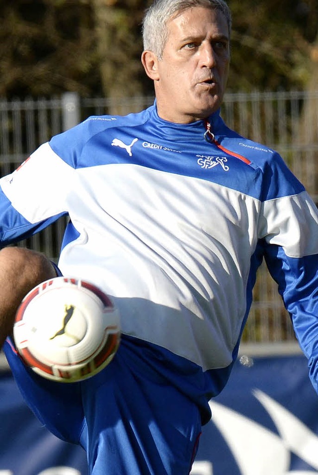 Hier kickt der Chef: der Schweizer Coach Vladimir Petkovic   | Foto: dpa