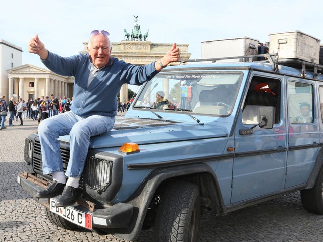 Gunther Holtorf bei seiner Ankunft vor dem Brandenburger Tor   | Foto: dpa