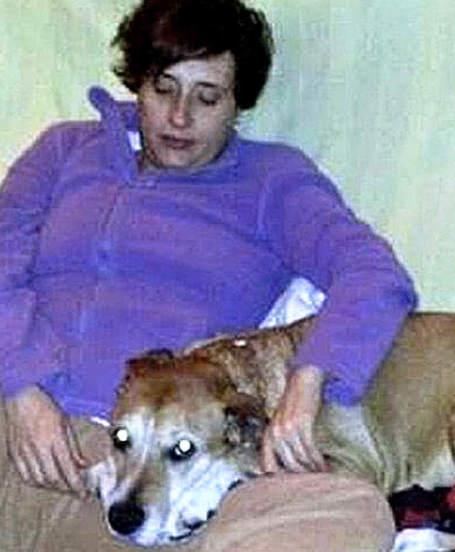 Die spanische Krankenschwester und ihr Hund Exclibur   | Foto: Fotos: dpa