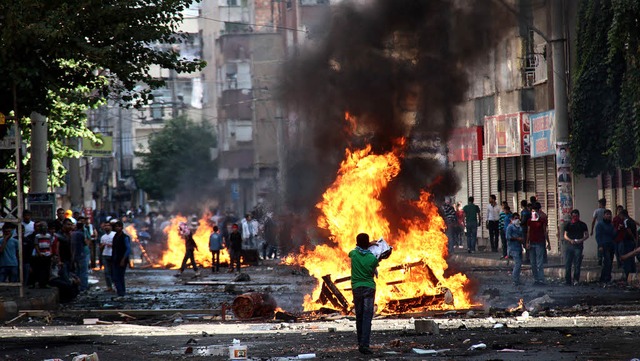 Brennende Barrikaden: Kurden demonstri...iyarbakir gegen den Islamischen Staat.  | Foto: dpa