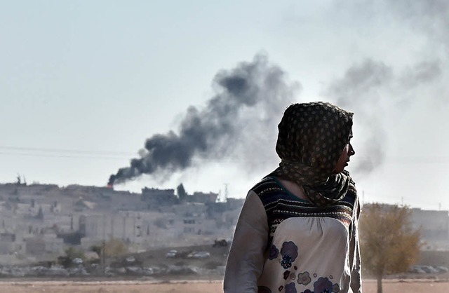 Rauch steigt in  Kobane auf. Viele Men... der heftig umkmpften Stadt geflohen.  | Foto: afp