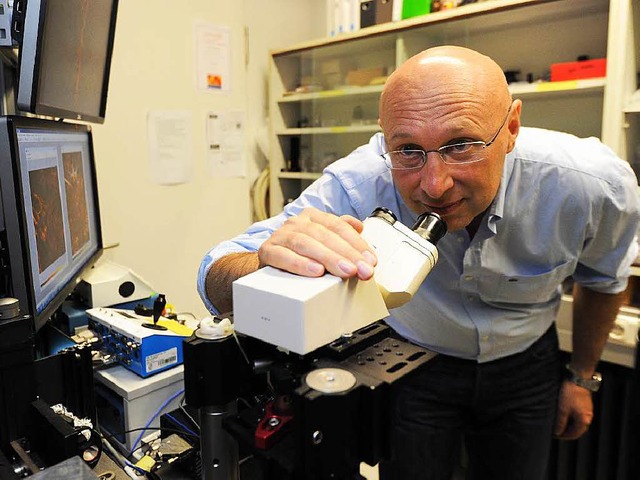 Der Forscher und seine Erfindung: Stefan Hell an einem STED-Mikroskop.  | Foto: dpa