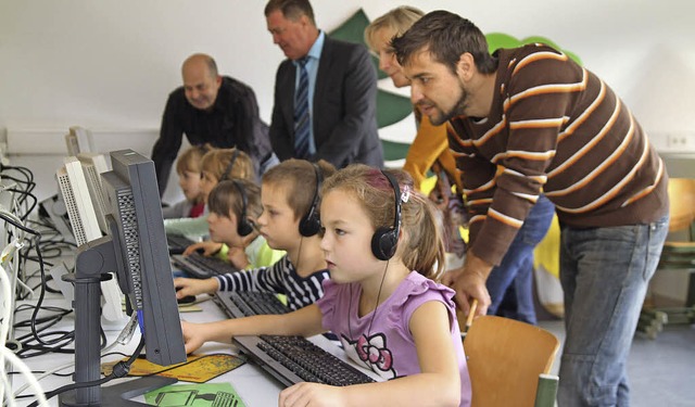 Gebannter Blick auf den Bildschirm: Di...en Computer finden bereits Verwendung.  | Foto: Thilo Bergmann