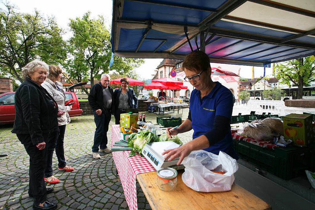 Auch der Mittwochsmarkt wird in Friese...besucht &#8211; und es geht heiter zu.  | Foto: Bastian Henning