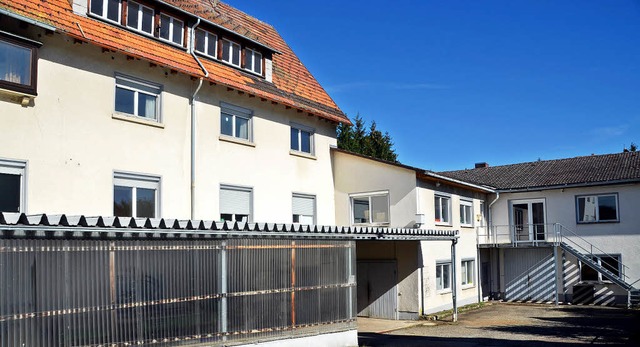 Im  Wohnhaus (links) im  Gebudekomple... 20 Flchtlinge untergebracht werden.   | Foto: Martin Wunderle