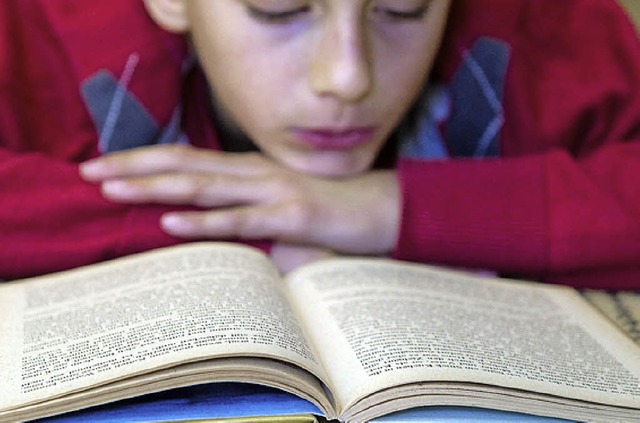 Bei Jugendlichen die Lust am Lesen wec...ch das ist eine Aufgabe der Lesepaten.  | Foto: DPA