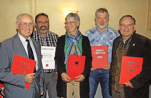 Ausgezeichnet:  Roland Meder (40 Jahre...hre SPD-Mitgliedschaft geehrt (v.li.)   | Foto: edi Steinfelder