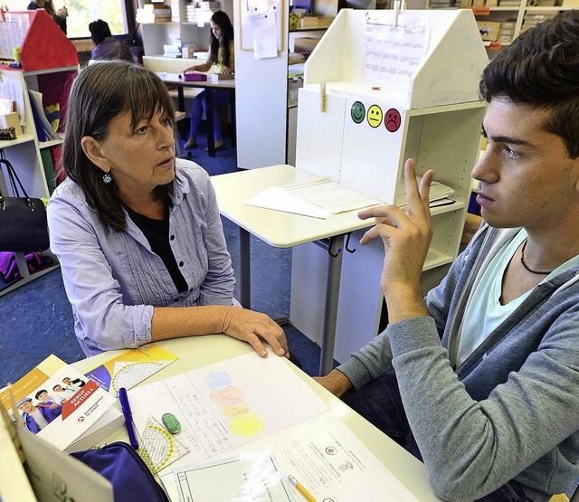 Lehrerin Jutta Spranz begleitet  Schler beim  individuellen Lernen  | Foto: Ingo Schneider