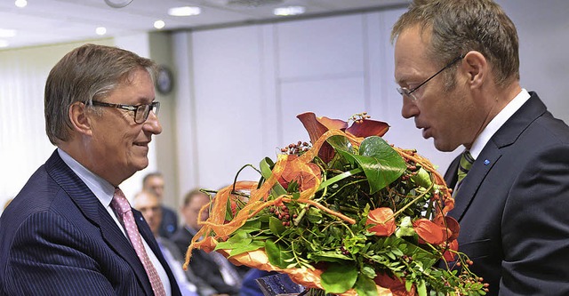 Stefan Scheringer (rechts) verabschiedet Burkhard Randel.   | Foto: meiko