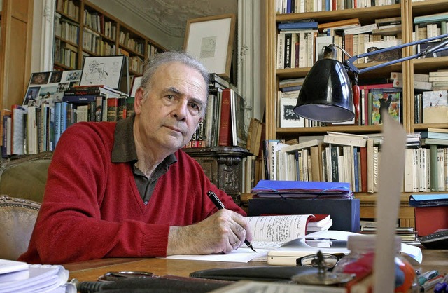 Schreiben als Vergangenheitsbewltigun...diano an seinem Schreibtisch in Paris   | Foto: dpa