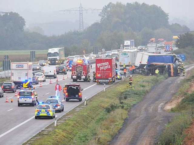 Groeinsatz an der Unfallstelle auf der A5 bei Offenburg.  | Foto: Helmut Seller