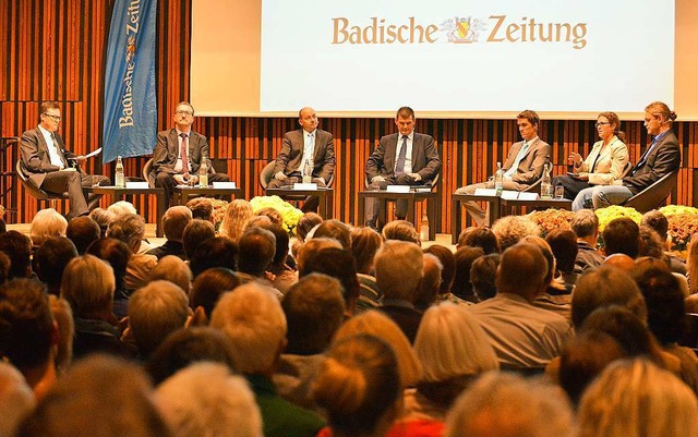 BZ-Podiumsdiskussion vor voller Halle in Gundelfingen.  | Foto: Michael Bamberger