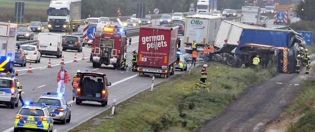 150 000 Euro Schaden sind auf der A5 b...Beide  Fahrer wurden leicht verletzt.   | Foto: Helmut Seller