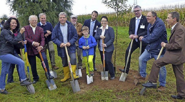 Karin Modlich, Leonhard Siegwolf, Casp...on links) und Benjamin beim Pflanzen.   | Foto: Freyer