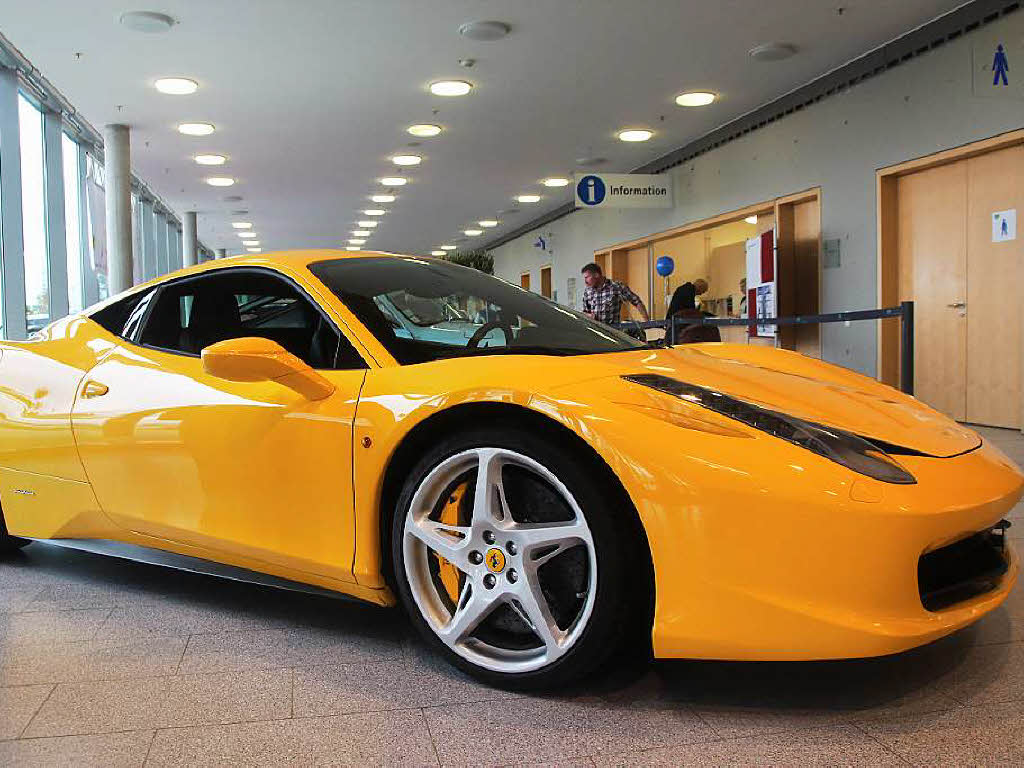 Jetzt schon auf der Suche nach einem Weihnachtsgeschenk? Fr knapp 155.000 Euro bekommen Sie diesen Ferrari 458 Italia.