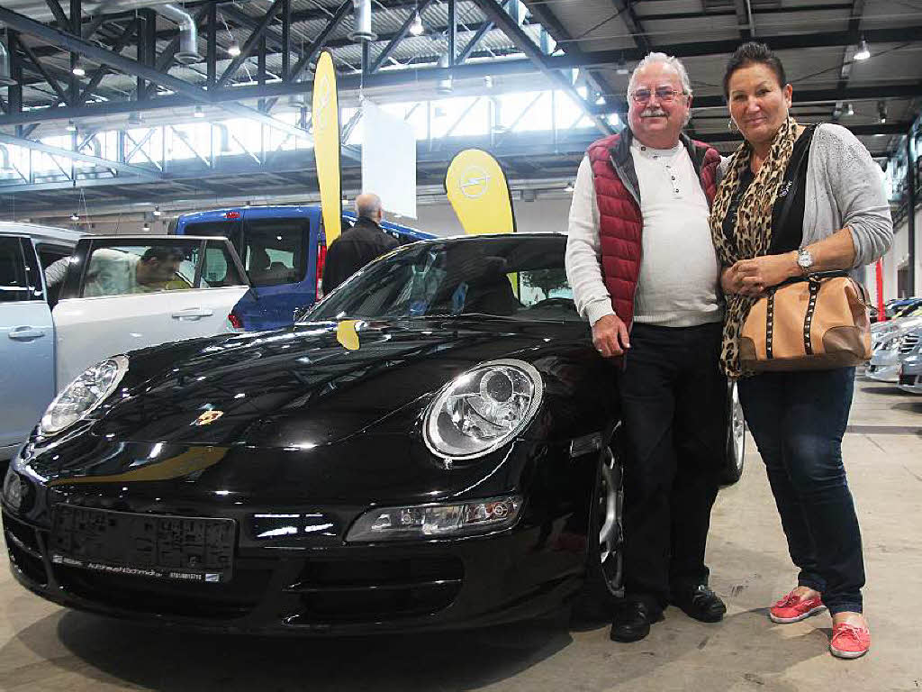 Stolz wie Oscar: Hans-Peter Khn aus Freiburg hat sich heute einen Traum erfllt und sich den Porsche 911, Baujahr 2011 gekauft.