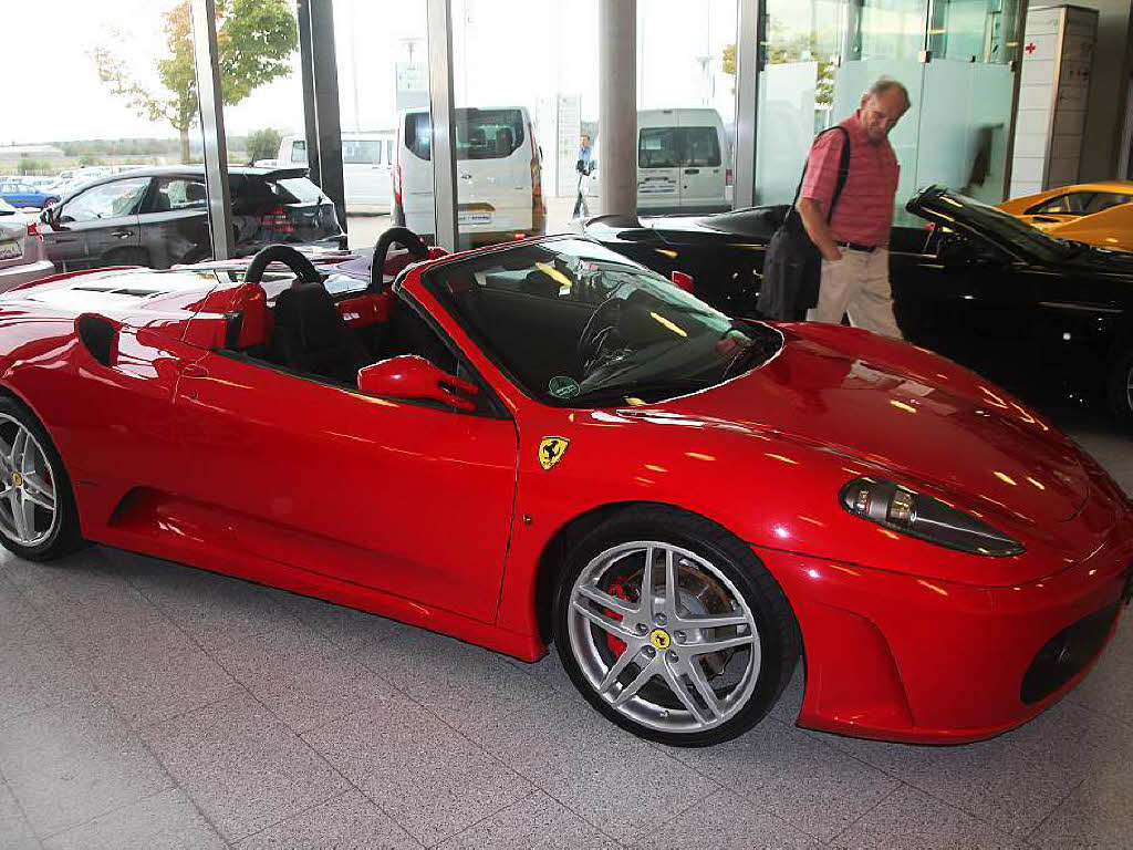 Flach, rot und nicht gerade ein Schnppchen. Ein Ferrari F430, Baujahr 2007.