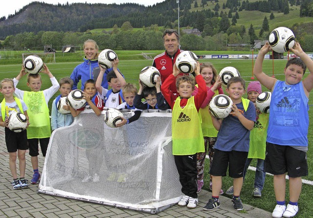 Sportlehrerin Claudia Gnther und Stt...de &#8211; das DFB-Mobil war zu Gast.   | Foto: Ulrike Spiegelhalter