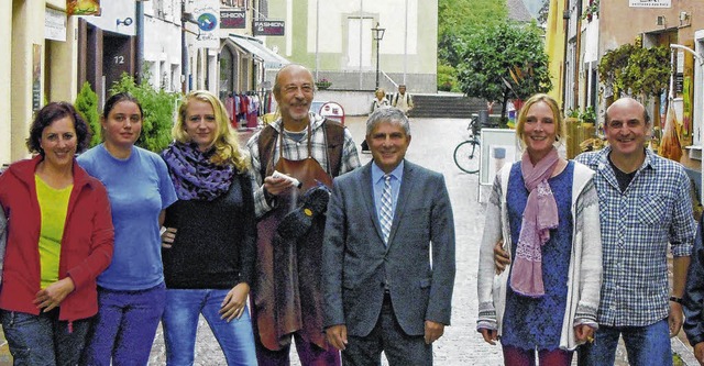 Freuen sich ber die Fertigstellung de...rbetreibende und Anlieger der Strae.   | Foto: Roland Gerard