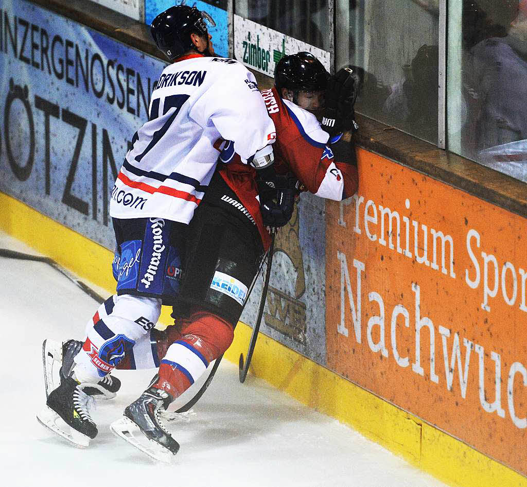 Regelkonform? Ein Bodycheck von Selbs Peter Hendrikson gegen Freiburgs Marc Wittfoth.