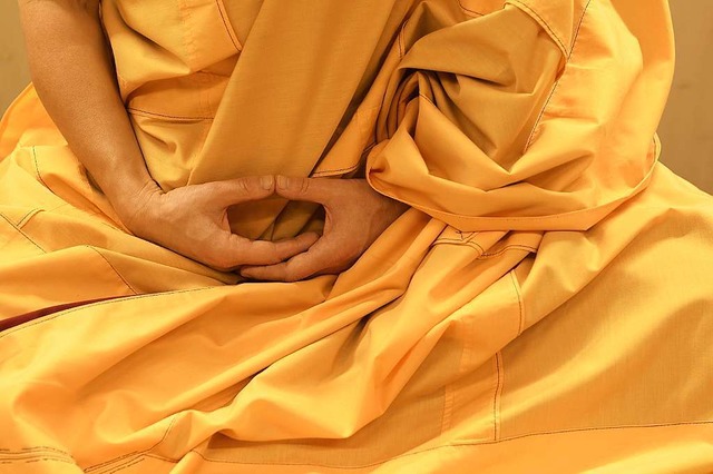 So fliet die Energie: Das Fingermudra untersttzt die Meditation.   | Foto: Ingo Schneider