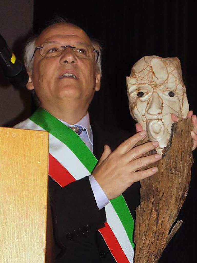 Brgermeister D'Ambrosio aus Santeramo berreichte eine kunstvolle Maske aus Stein und Olivenholz.