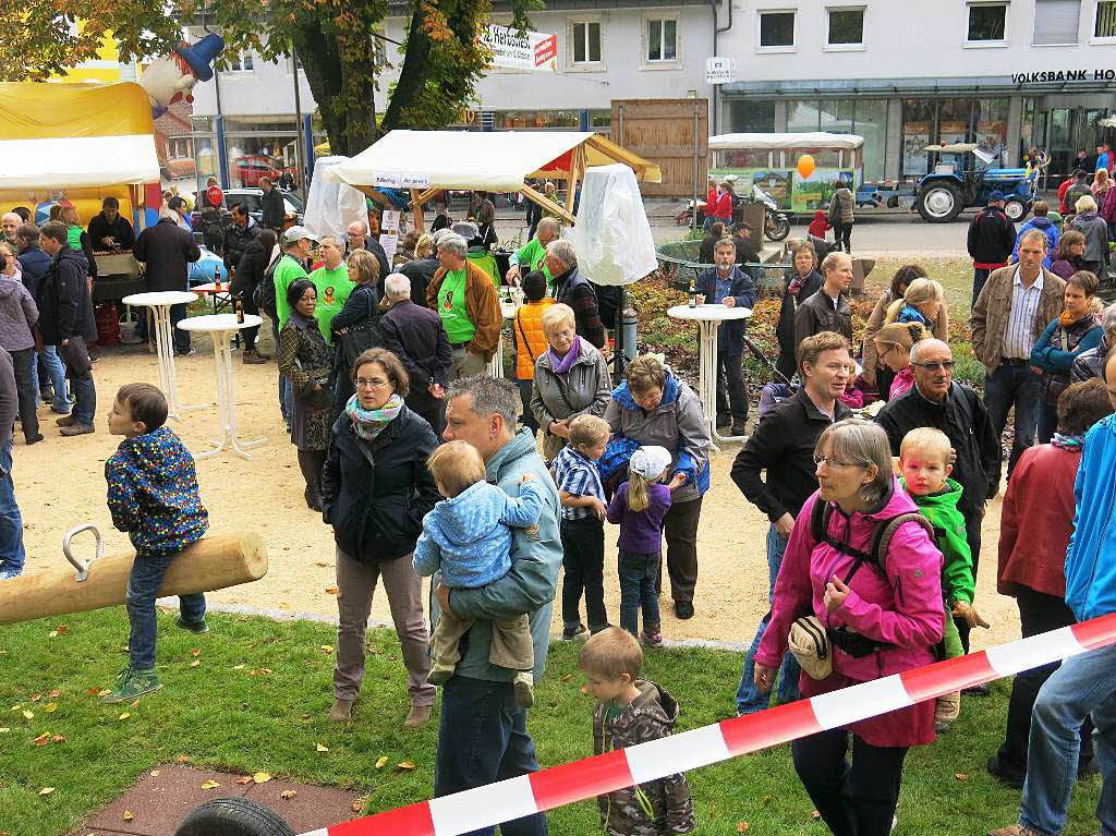 Viele Besucher waren zum HGV-Herbstfest nach Bonndorf gekommen. Im Martinsgarten wurde der neue Spielplatz eingeweiht.