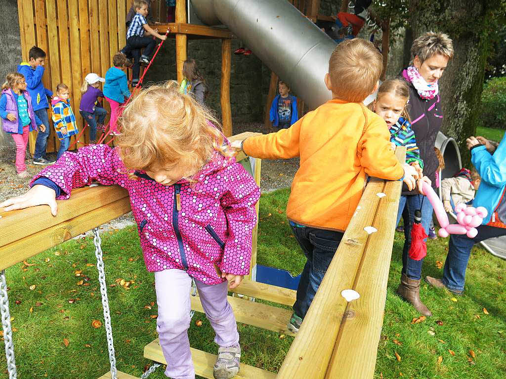 Die Kinder nahmen den neuen Spielplatzbereich auf Martins Lwenwiese gleich in Beschlag.