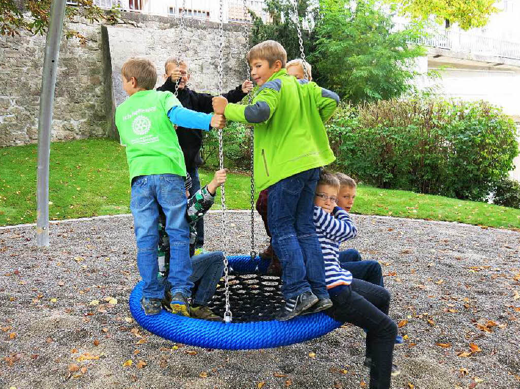 Die Kinder nahmen den neuen Spielplatzbereich auf Martins Lwenwiese gleich in Beschlag.