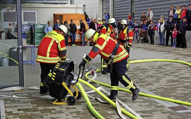 Wasser marsch: Die Sexauer Feuerwehr ...roer Zuschauerkulisse den Ernstfall.   | Foto: Christian Ringwald