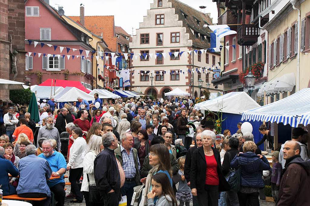 Gelungene Premiere: Schon am Samstag herrschte lebhaftes Treiben auf dem ganzen Marktplatz.