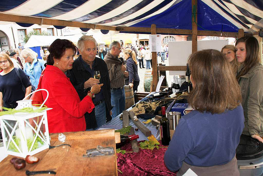Alemannischer Brotmarkt in Endingen: Zu den Genssen aus den Backstuben gehrten natrlich auch gute Tropfen der rtlichen Winzer.