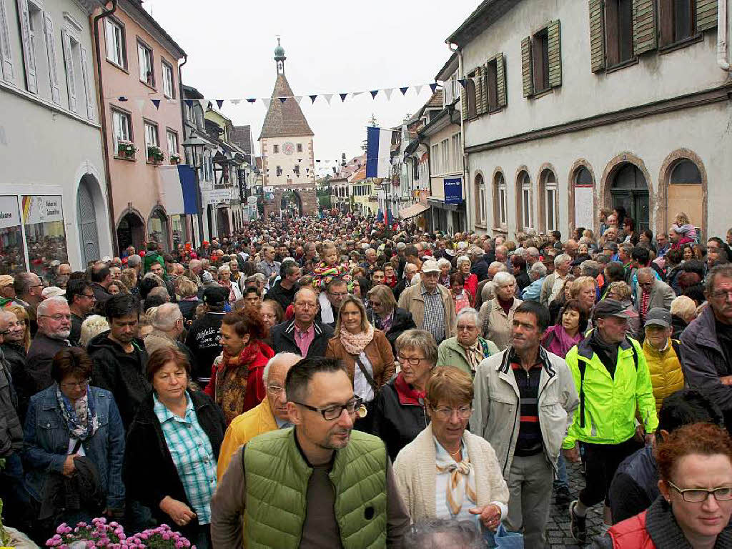 Nach dem Festumzug schob sich eine Menschenmasse durch die Hauptstrae, wie man sie selbst an Fasnet nicht sieht.