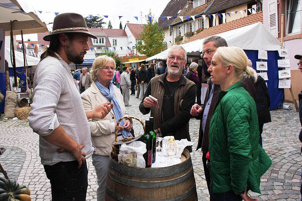 Alemannischer Brotmarkt in Endingen: Zu den Genssen aus den Backstuben gehrten natrlich auch gute Tropfen der rtlichen Winzer.