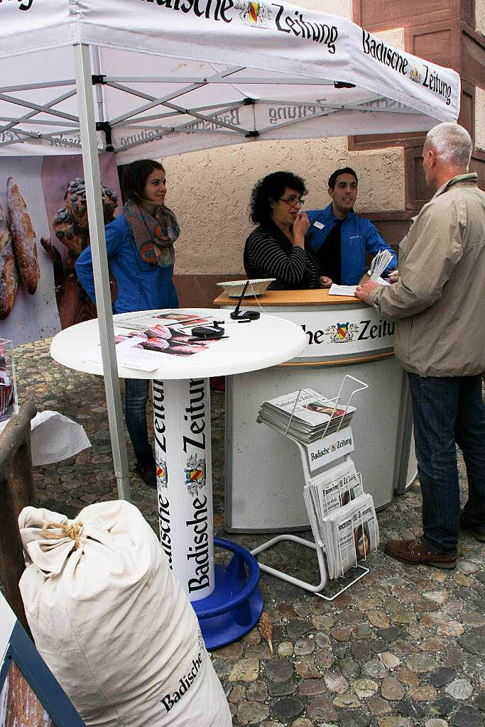 Alemannischer Brotmarkt in Endingen: Am Stand der Badischen Zeitung gab es etwas zu gewinnen.