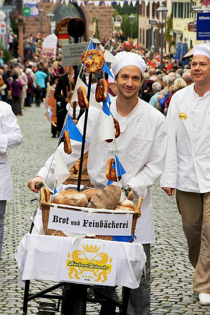 Festumzug vor Tausenden von Zuschauern – natrlich mit einer stattlichen Abordnung der rtlichen Bckereien.