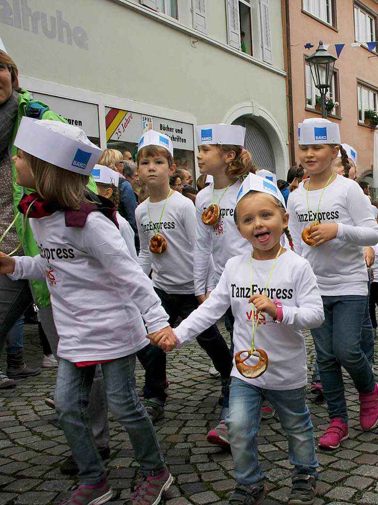 Mit Bko-Mtze, Brezel und guter Laune - der Tanzexpress Endingen.