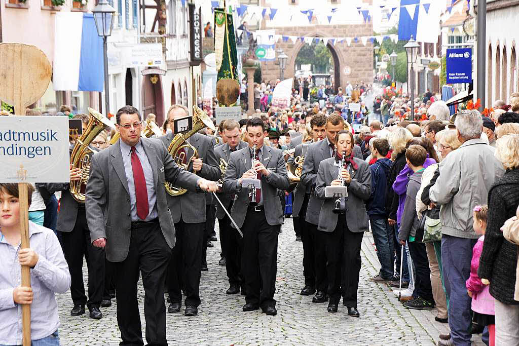 Tausende von Zuschauern verfolgten den Festumzug - natrlich mit allen Musiken der Gesamtstadt (im Bild die Stadtmusik).