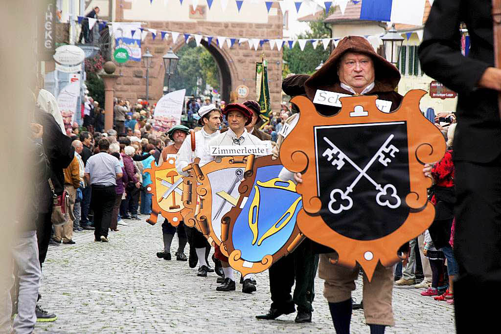 Ein buntes Spektakel vor Tausenden von Zuschauern war der Festumzug. Die Narrenzunft prsentierte Endinger Zunftwappen.