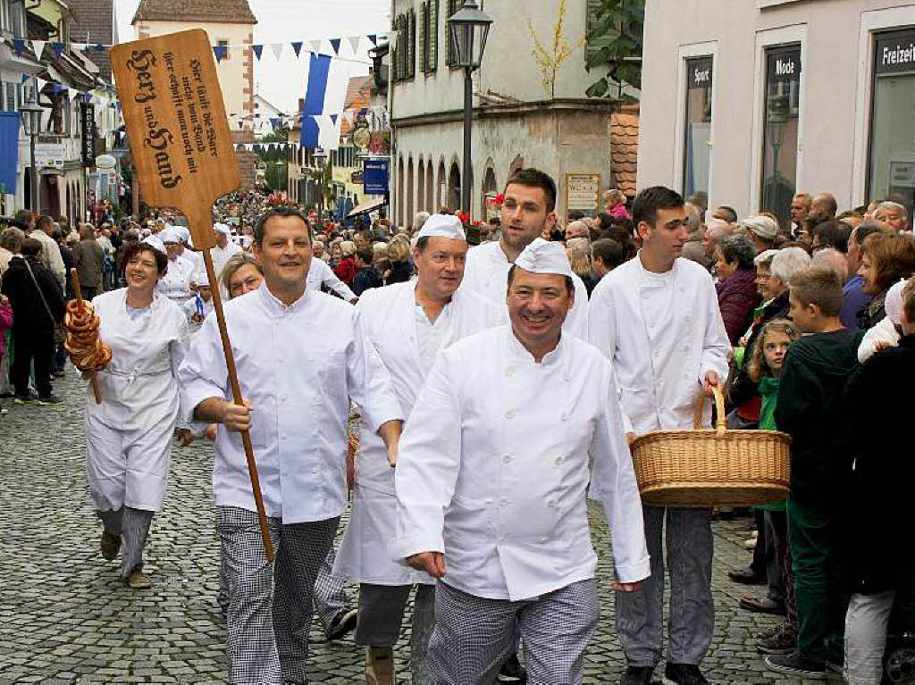 Ein buntes Spektakel vor Tausenden von Zuschauern war der Festumzug - natrlich mit einer Abordnung der rtlichen Bckereien.