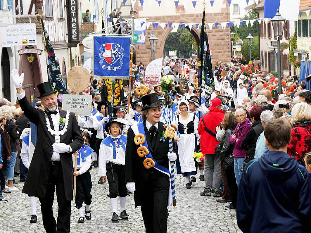 Brgermeister Hans-Joachim Schwarz, Initiator Wolfgang Koch und der Brgerwehr-Spielmannszug fhrten den Festzug an.