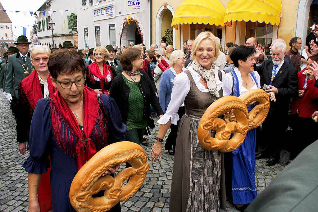Mit dabei beim Festumzug waren auch die Schtzinnen und Schtzen mit groen Brezeln.