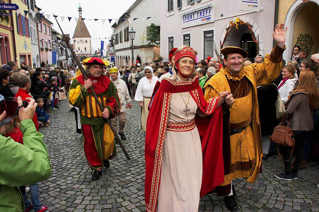Die Stadtschauspieler prsentierten sich beim Festumzug  in historischen Gewndern.
