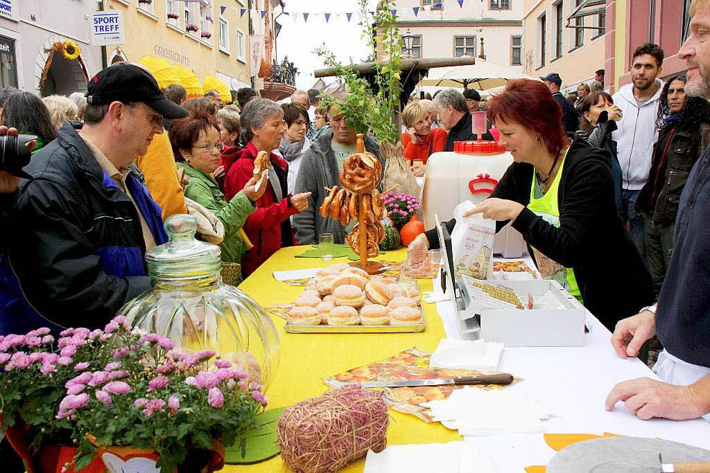 Dichtes Gedrnge herrschte am Sonntag in der Innenstadt: Alle Stnde waren dicht umlagert, die Anbieter hatten alle Hnde voll zu tun.