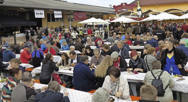 Der Schliengener Herbstmarkt Angebot l... zum Mittagessen unter freiem Himmel.   | Foto: Philipp