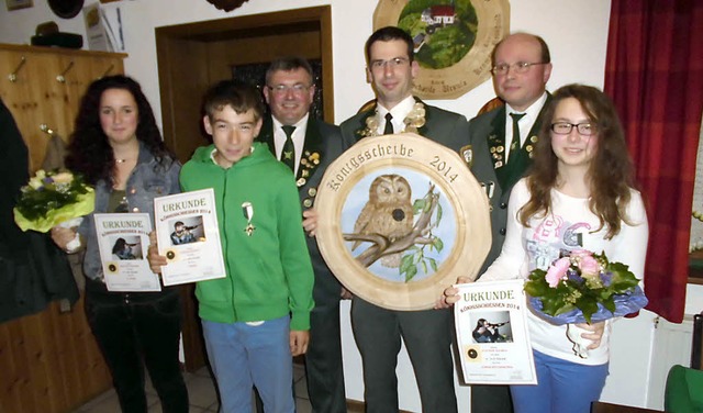 Hofstaat 2014 (von links): Angelina Ba...is, Reinhold Kromer, Stefanie Kromer.   | Foto: Verein