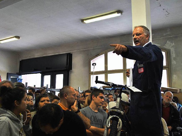 Von 13 Uhr an war Vorabbesichtigung (l...anfred Eckstein mit der Versteigerung.  | Foto: Robert ullmann